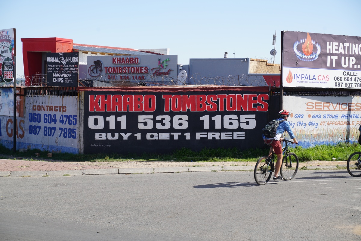 Wandmalerei in Soweto: Khaabo Tombstones – buy 1, get free