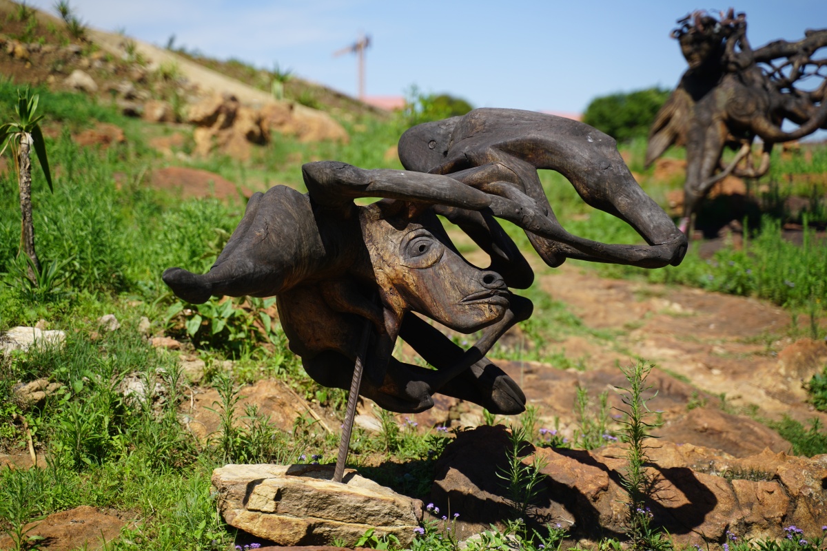 Holzfiguren in Leboland in Soweto