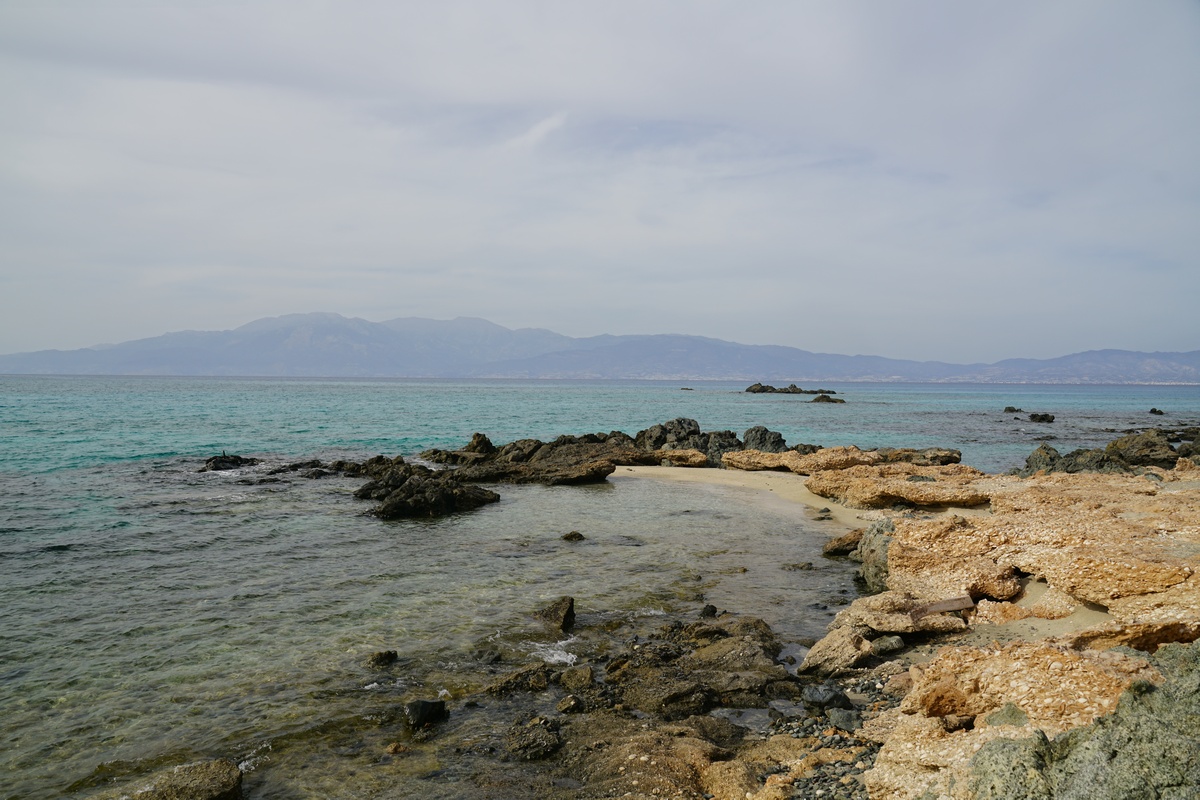 Osten des Belegrína-Strandes auf Chrysí bei Kreta; die roten „Felsen“ rechts sind in Wirklichkeit Muscheln