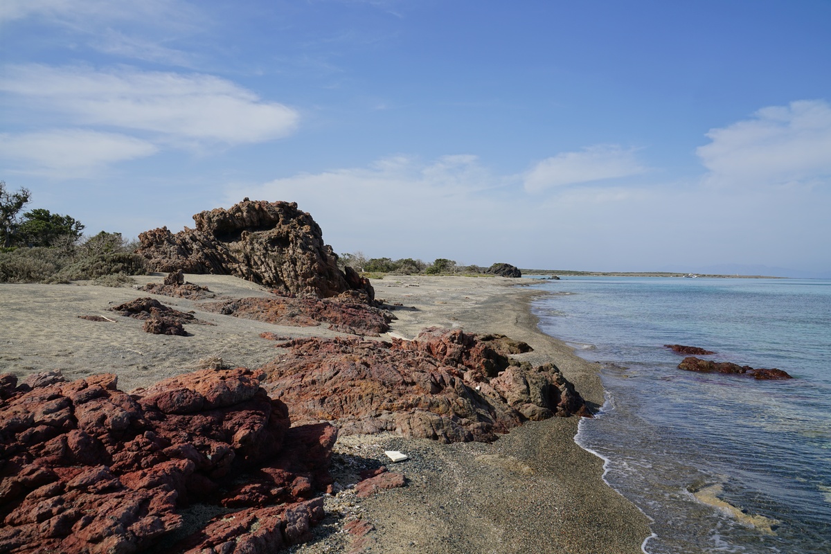 Gesteinsformationen am Chatzovólakas-Strand auf Chrysí bei Kreta