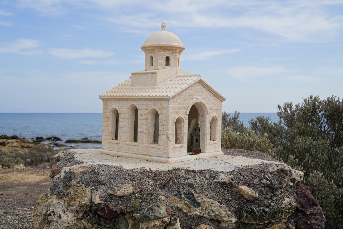 Kirchenmodell am Vlachádia-Strand auf Chrysí bei Kreta