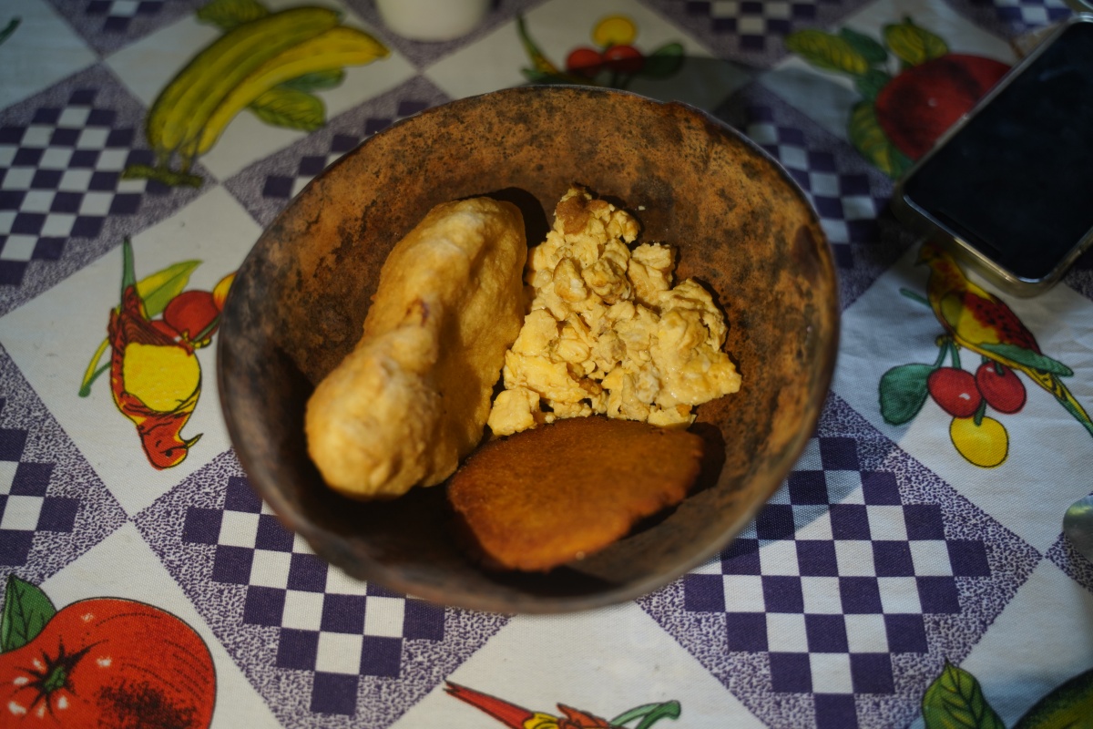 Bribri-Frühstück: Rührei, Kekse und Krapfen.