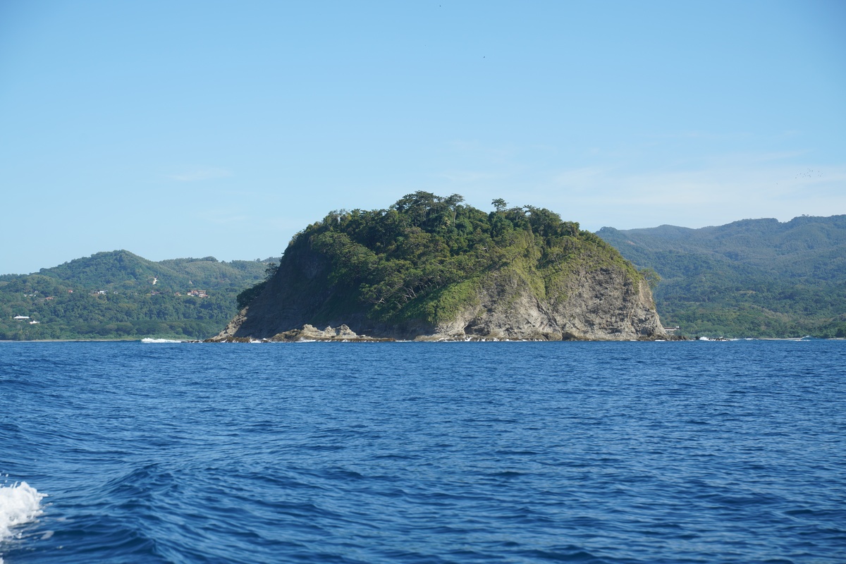 Das Inselchen Chora vor Sámara wird oft zum Schnorcheln nach Delfin- und Kayak-Touren besucht