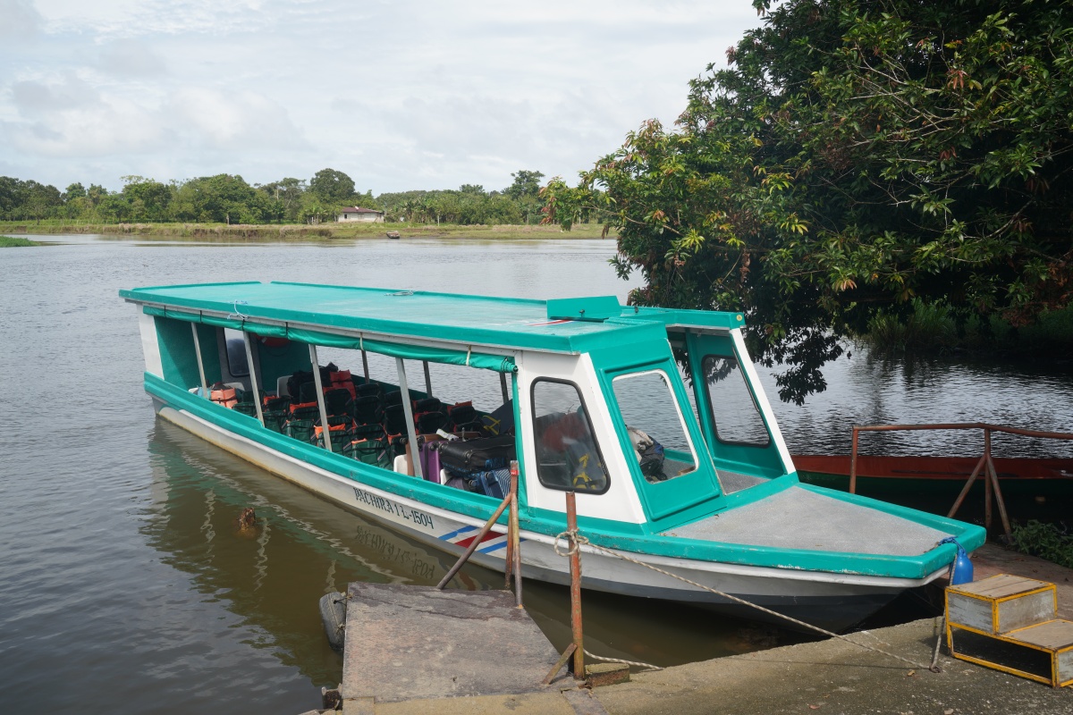 Typisches Boot, wie es im Tortuguero-Nationalpark genutzt wird, hier die überdachte Version mit etwas mehr Kapazität