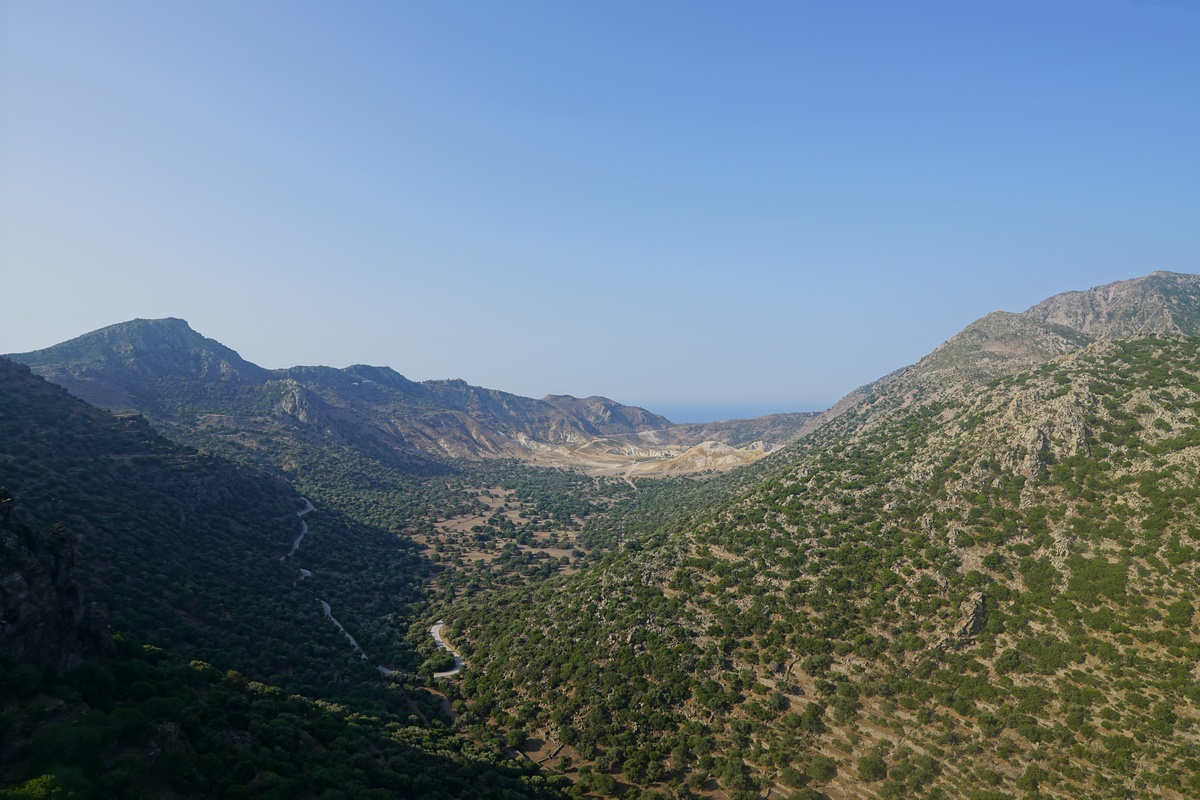 Blick von Emboriós in die zentrale Caldera von Nísyros