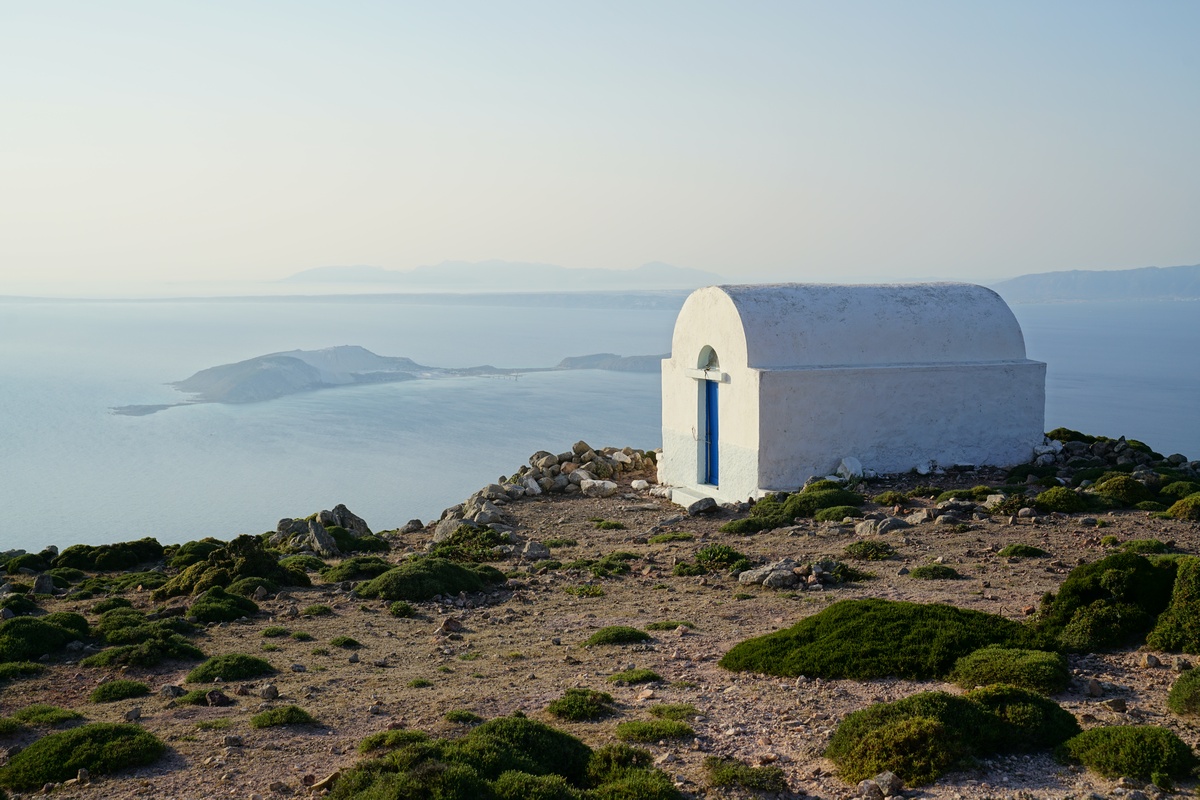 Kapelle Profítis Ilías auf dem Profítis Ilías auf Nísyros, im Hintergrund Gyalí, Kos und Kálymnos (v.v.n.h.)