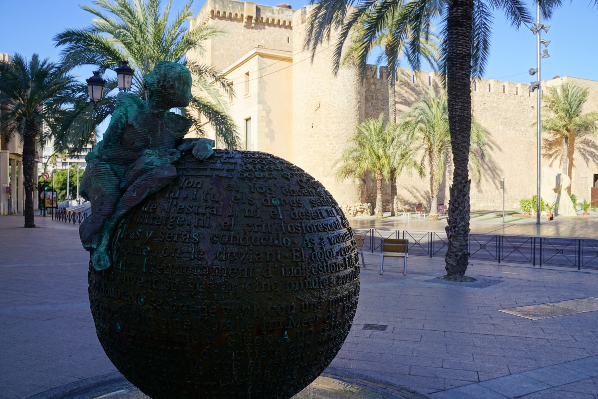 „Weltenball“-Brunnen in Elche beim Altamira-Palast