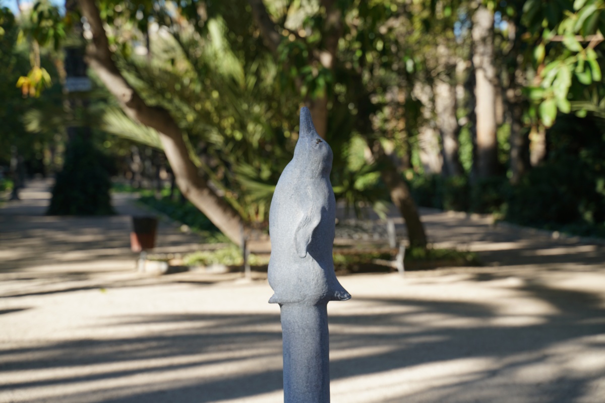 Pinguinstatue im Palmenhain von Elche