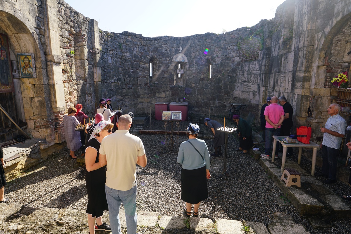 Gottesdienst in der Ruine der Georgskirche hinter der Bagrati-Kathedrale in Kutaissi