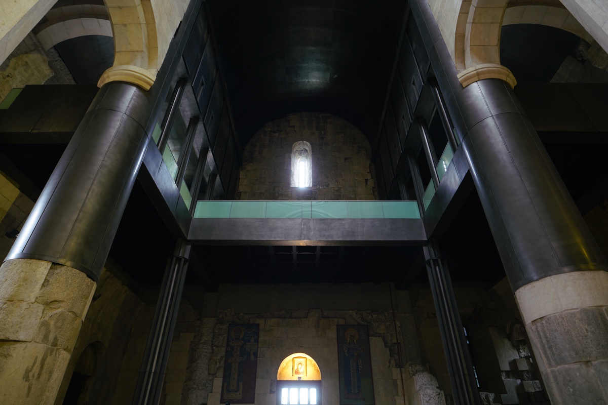 Empore in der Kirche über dem Ausgang in der Bagrati-Kathedrale in Kutaissi