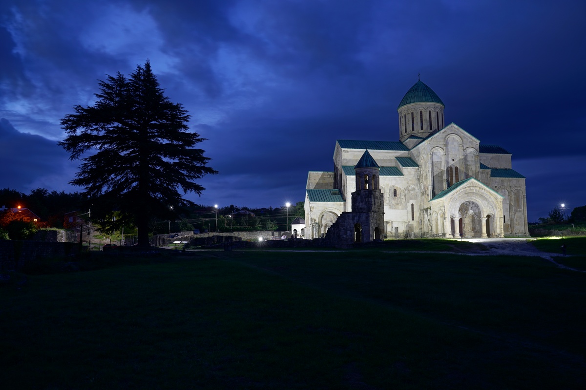 Bagrati-Kathedrale in Kutaissi in der Blauen Stunde