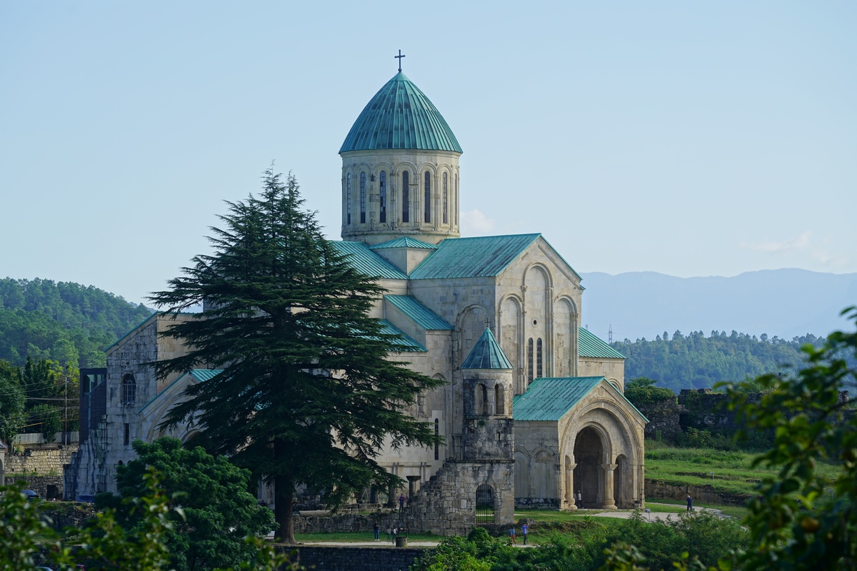 Bagrati-Kathedrale, gesehen von der Georgskirche (Georgi-Kirche) in Kutaissi