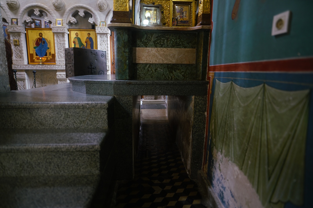 Tunnel unter dem Altar des Mozameta-Klosters bei Kutaissi