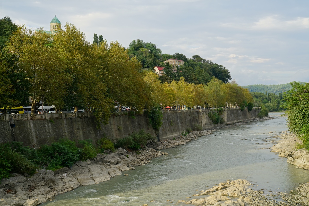 Blick von der Kettenbrücke in Kutaissi auf den Rioni, oben links die Bagrati-Kathedrale