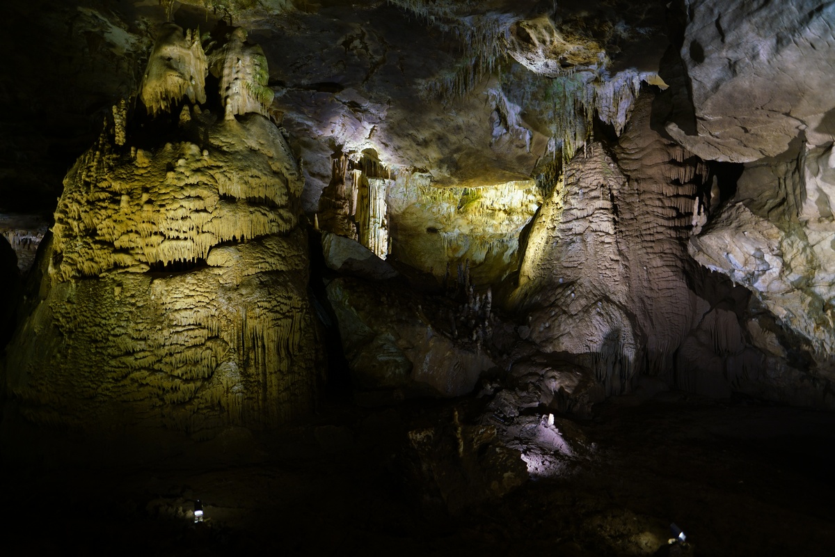 Medea-Halle der Prometeus-Höhle, mit der Dinosaurier oder Pferd genannten Formation rechts