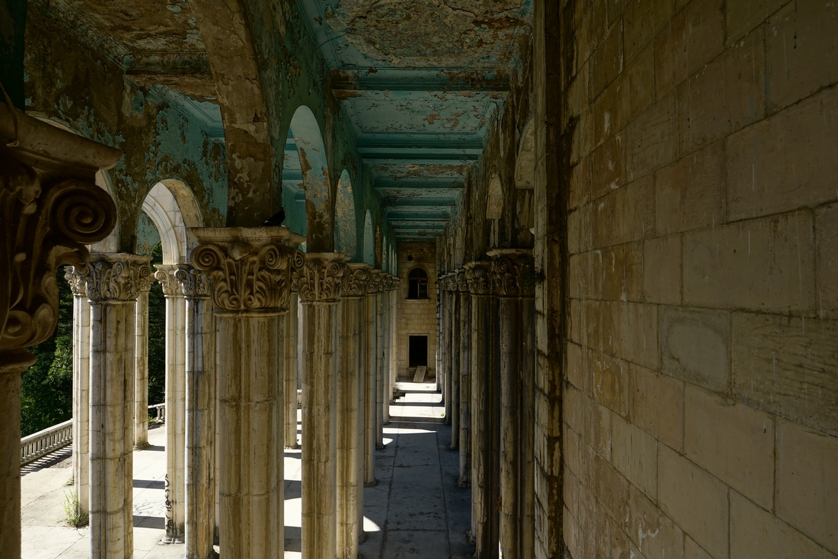 Seitlicher Blick auf die Säulen an der Front des Medea-Hotels in Zqaltubo