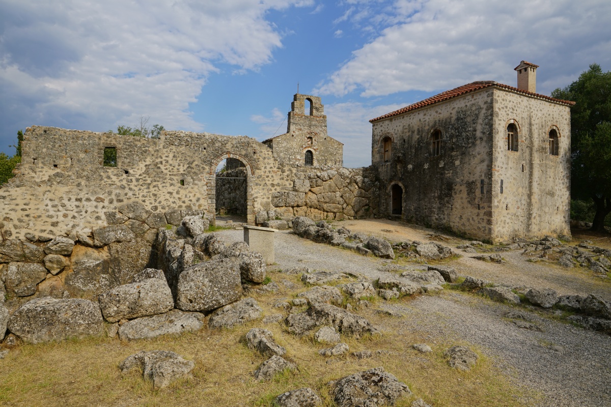 Nekromanteíon in Mesopótamos bei Párga, rechts das Museum; die Kirche Ágios Ioánnis ist wegen Statikproblemen gesperrt