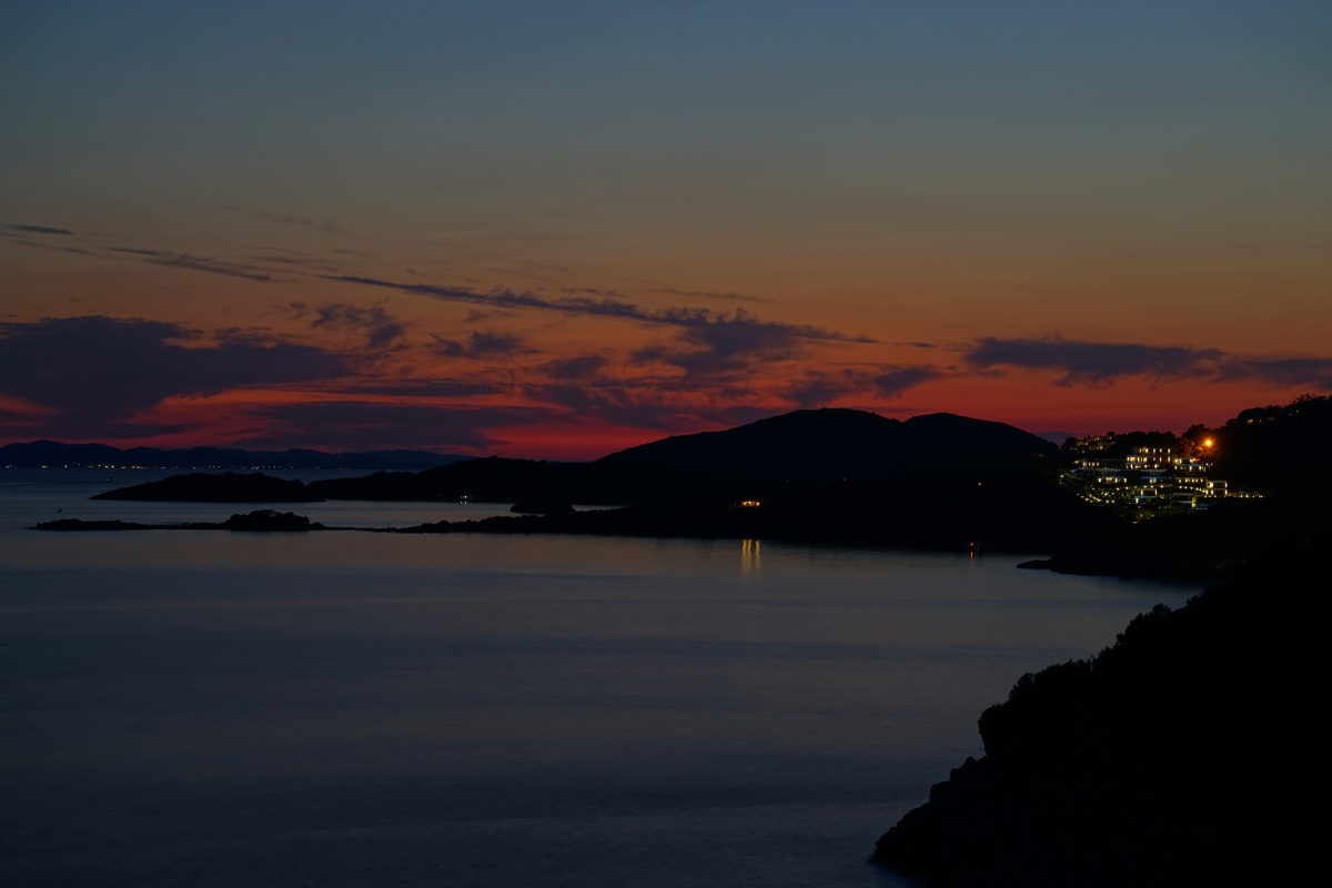 Sonnenuntergang, gesehen vom Aussichtspunkt oberhalb des Strandes Mikrí Ámmos bei Sývota