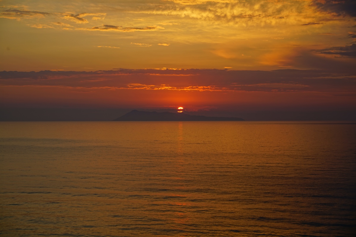 Mitte August geht die Sonne in Logás auf Korfu hinter Othoní unter