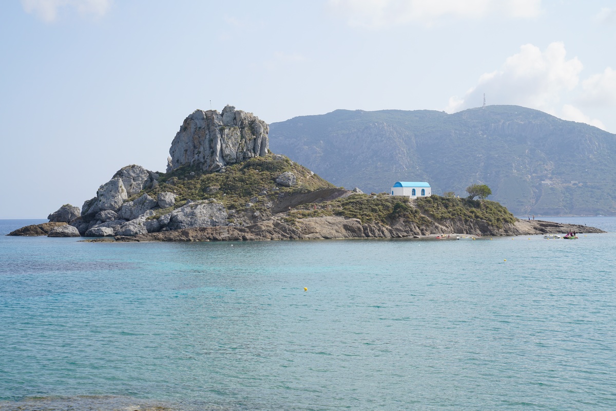 Die Insel Kastrí wenige hundert Meter nahe Ágios Stéfanos vor Kéfalos auf Kos mit dem Kirchlein Ágios Nikólaos