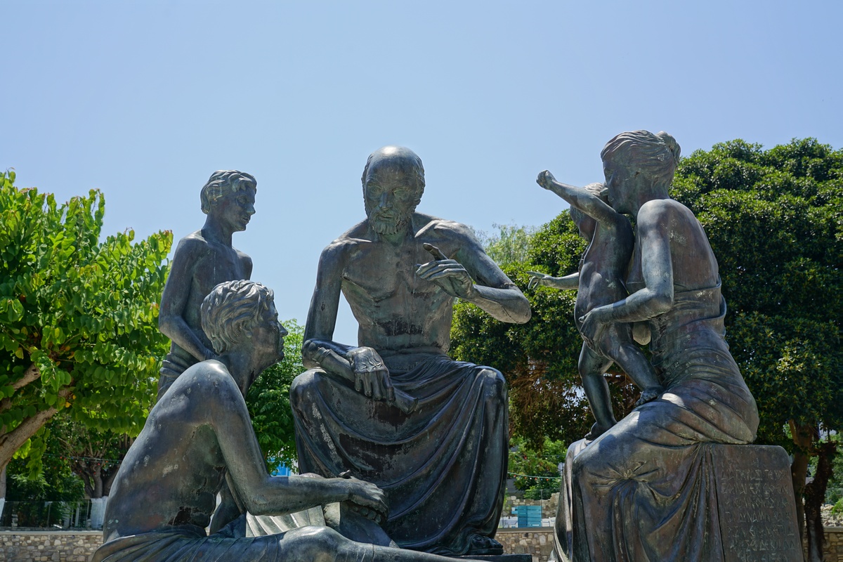 Philosophische Lehrstunde: Ippokrátis-Statue am Mandráki-Hafen in Kos-Stadt