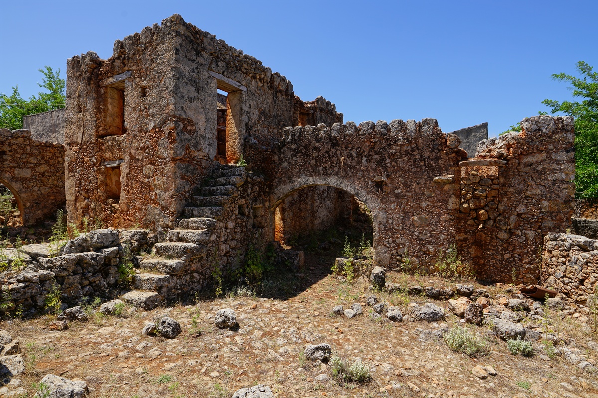 Einige der alten Häuser (Ruinen) von Arádena auf Kreta