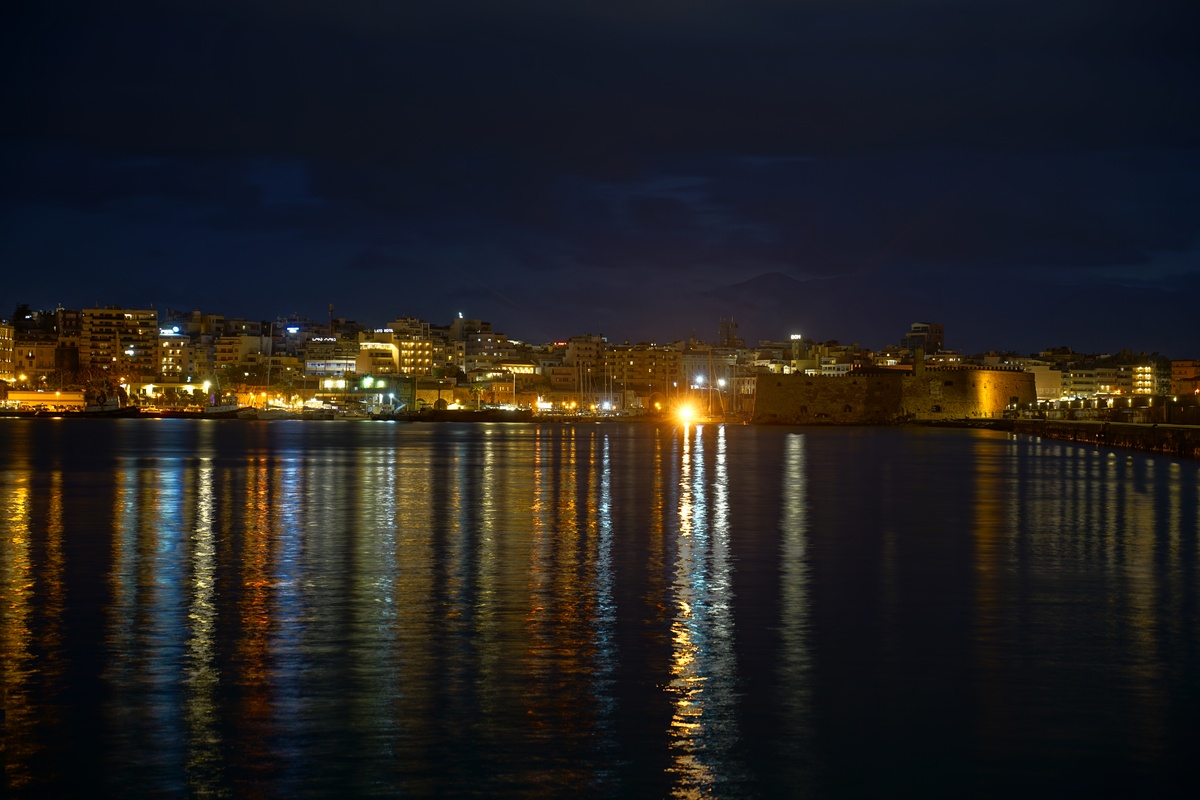 Der Hafen von Kretas Hauptstadt Iráklio in der blauen Stunde, rechts die Hafenfestung Koúles