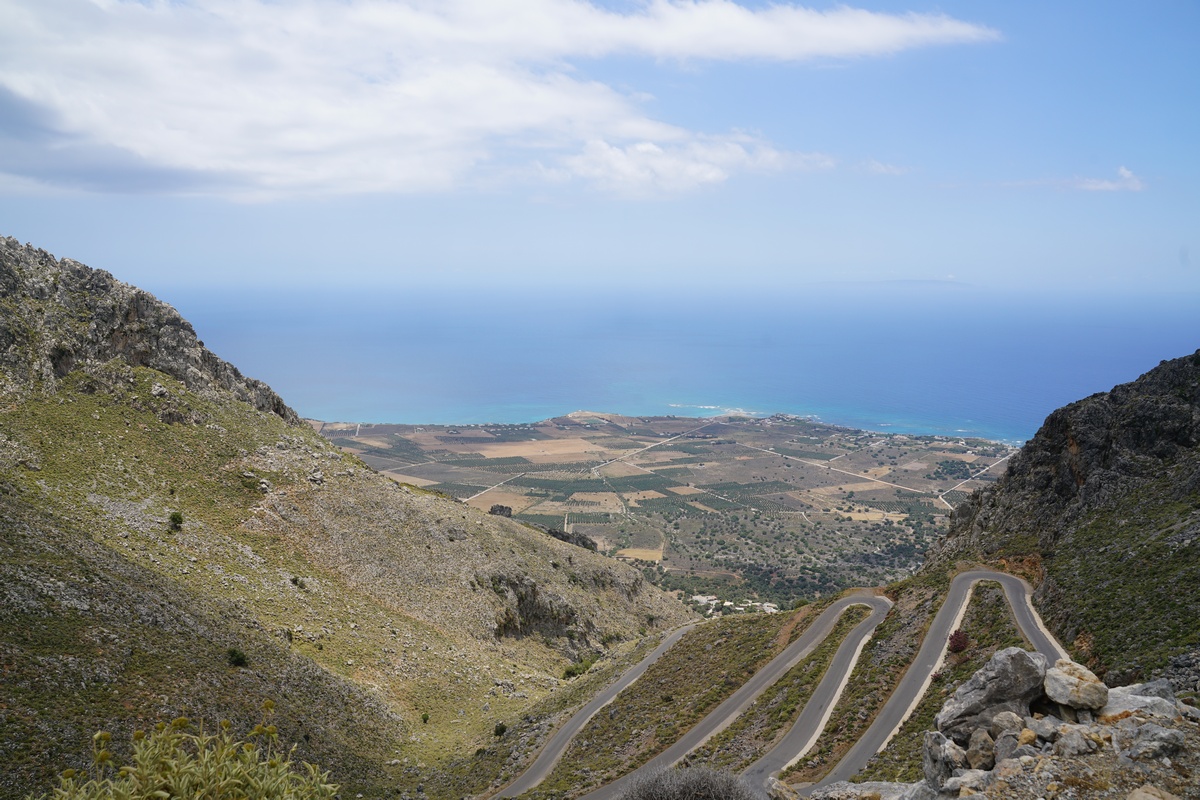 Serpentinenstraße zwischen Frangokástello (der Ort mit den Wellen im Meer) und Kallikrátis auf Kreta