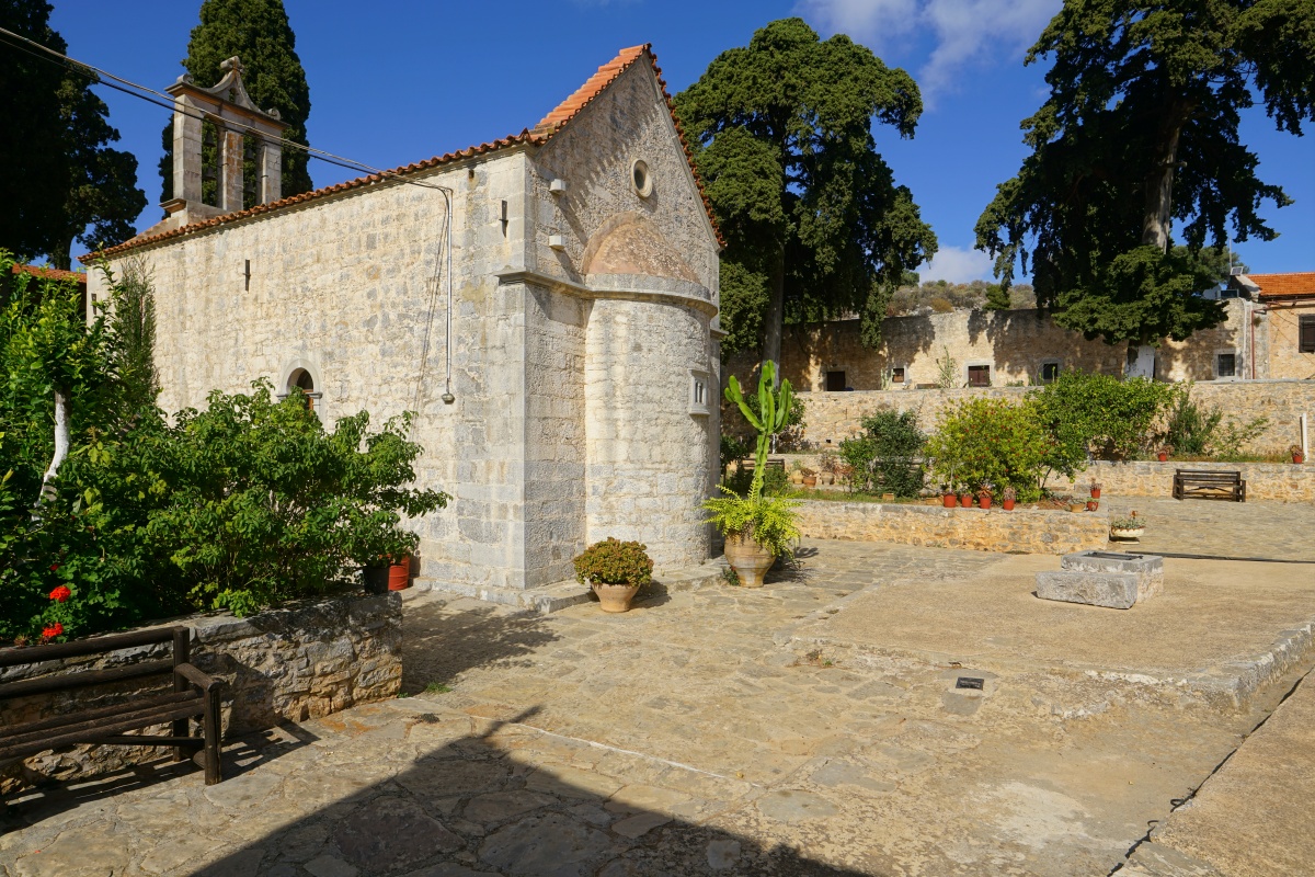 Im Kloster Aréti auf Kreta, links die Hauptkirche Agía Triáda
