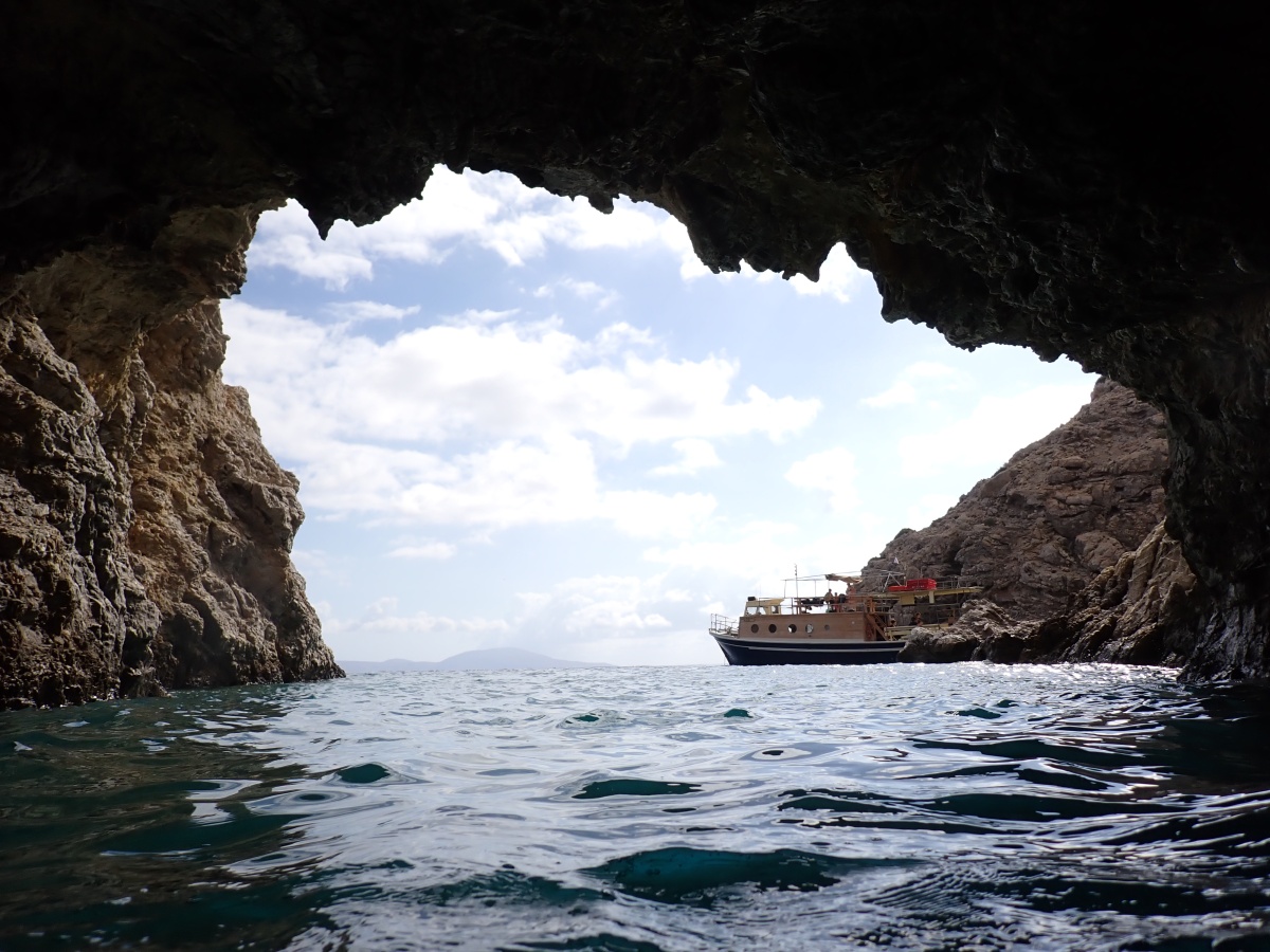 Blick aus der kleinen Meereshöhle von Mikró Paximádia (Paximádia Dýo) bei Kreta, mit dem Ausflugsboot Agía Galíni