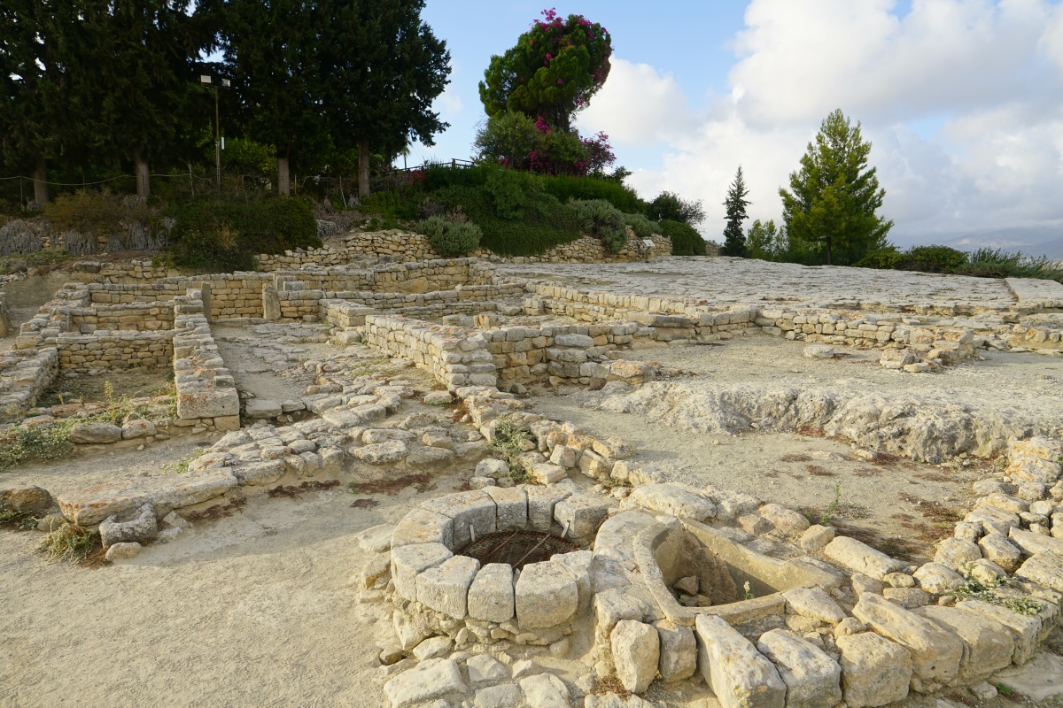 Die Gebäude auf dem sog. Oberen Hof von Phaistós auf Kreta stammen aus der hellenistischen Zeit, also aus dem letzten Drittel des 1. Jahrtausends und damit über 1000 Jahre nach der Zerstörung von Phaistós