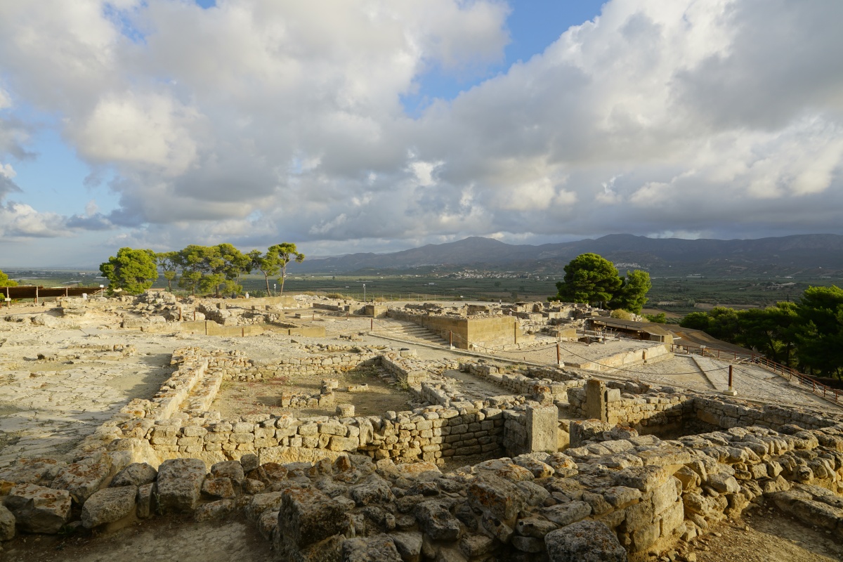 Phaistós auf Kreta: Vorne der Obere Hof, dahinter rechts die Westlichen Magazine und links überdacht das Perístyl und das Mégaron des Königs