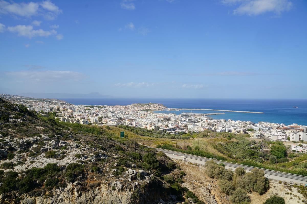 Réthymno, gesehen vom Hügel des Biotopoi Nature Park auf Kreta, im Hintergrund links die Akrotíri-Halbinsel nördlich von Chaniá