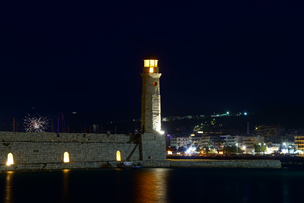 Leuchtturm von Réthymno auf Kreta in der Blauen Stunde