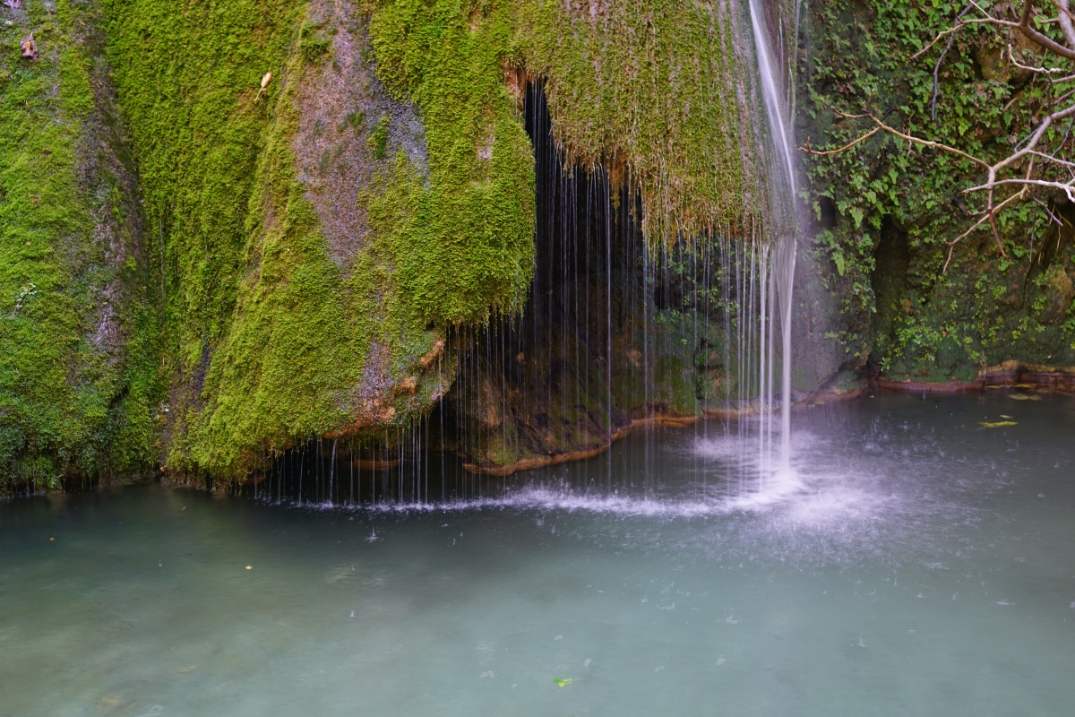 Das Wasser fließt eher den Ríchtis-Wasserfall hinab, als hinunter zu stürzen
