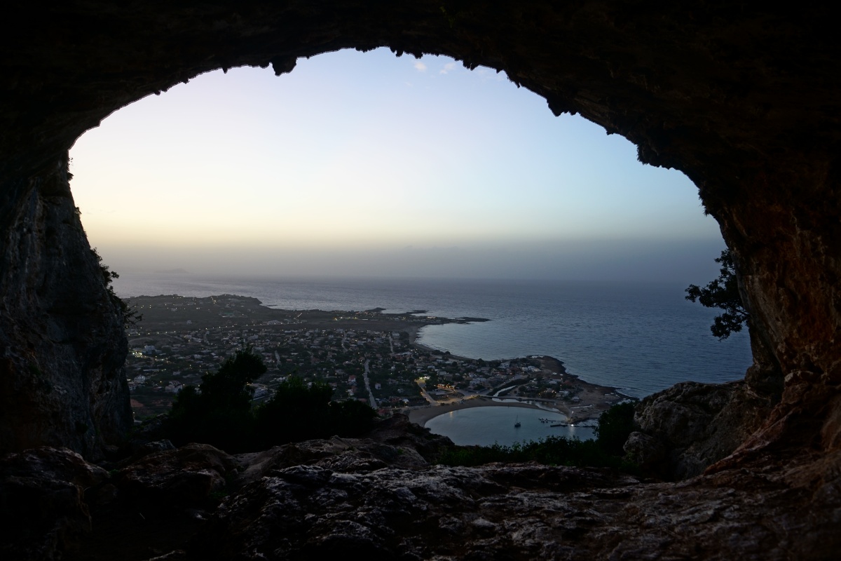 Blick auf der Lerá-Höhle auf Stavrós auf Kreta