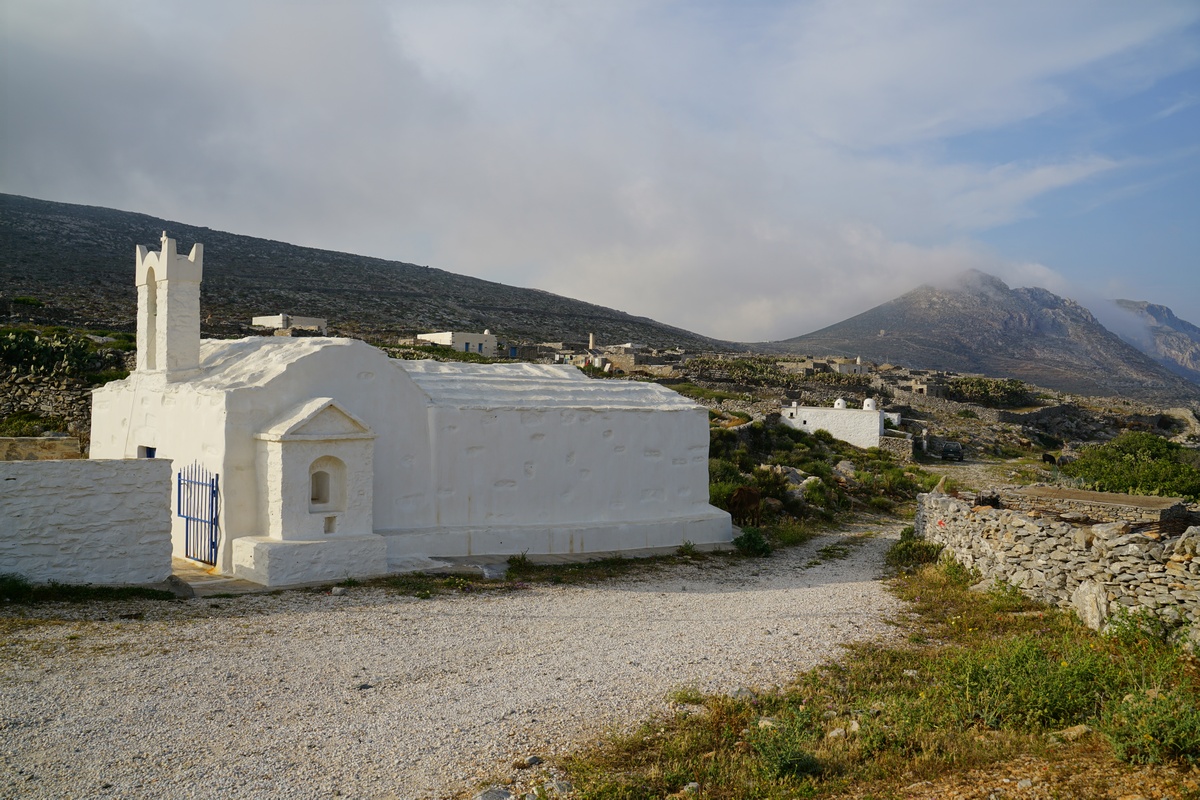 Asfodelítis auf Amorgós mit dem Kirchlein Ágios Nikólaos