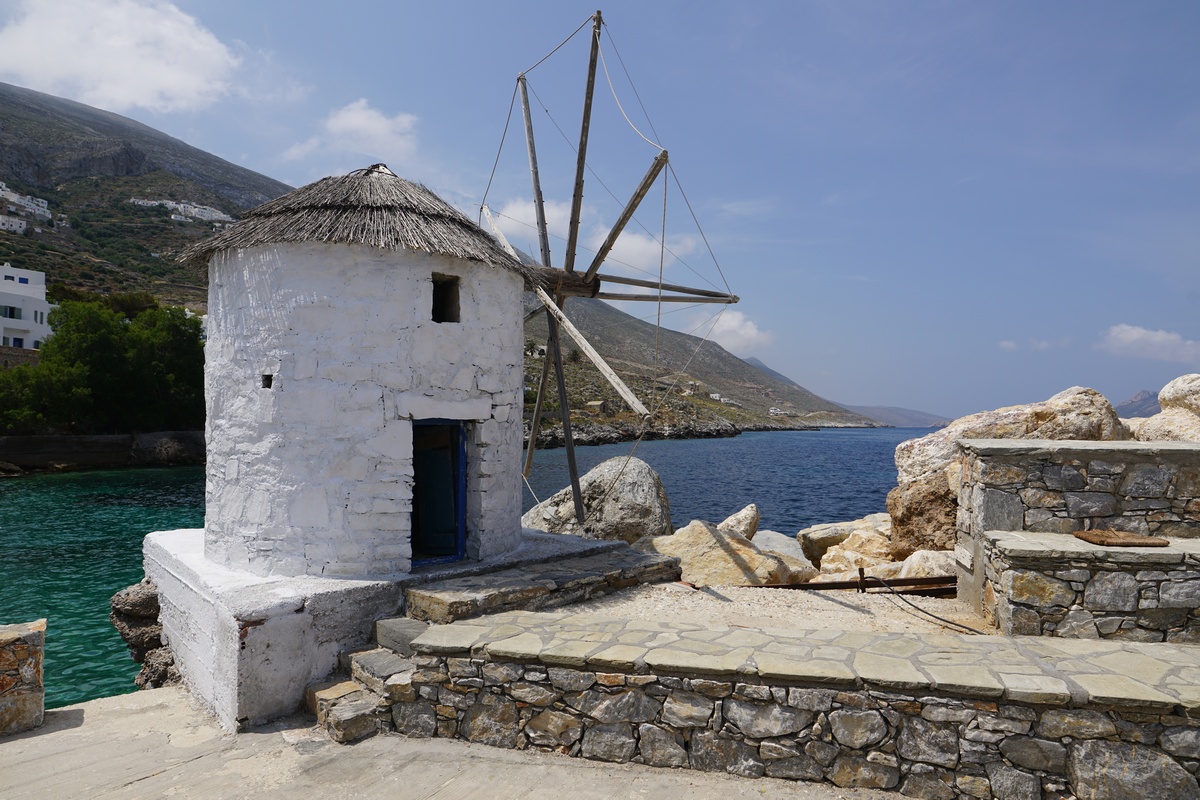 Windmühle im Hafen von Órmos Egiális auf Amorgós
