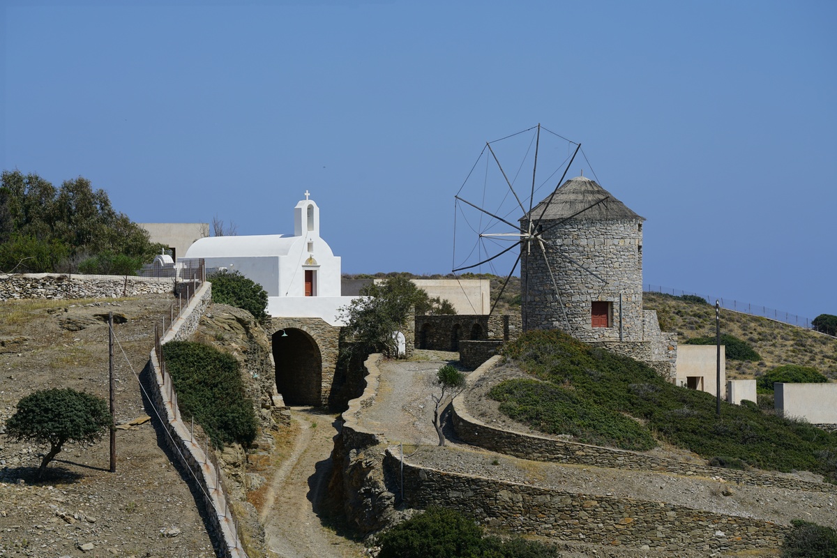 Archipel-Windmühle und Agías Triádos auf Schinoússa