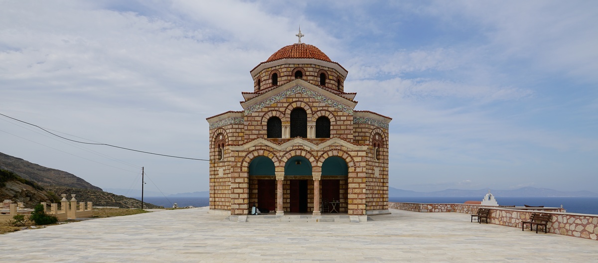 Ágios Dimítrios in der Gemeinde Áno Sýros, im Hintergrund Tínos