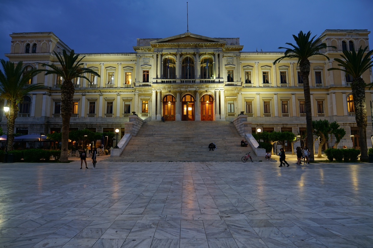 Rathaus von Ermoúpoli auf Sýros in der Abendämmerung