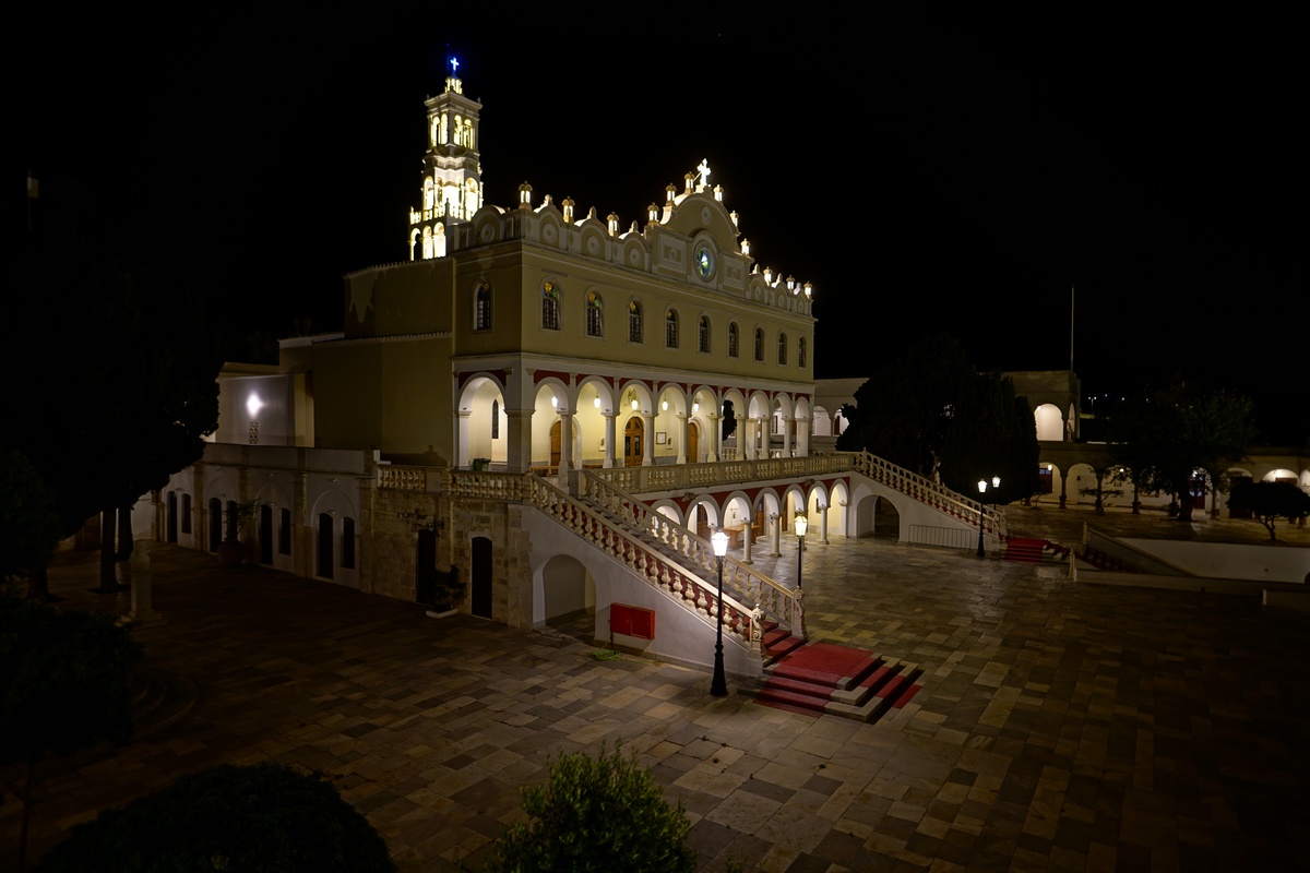 Wallfahrtskirche Panagía Evangelístria in Tínos-Stadt bei Nacht