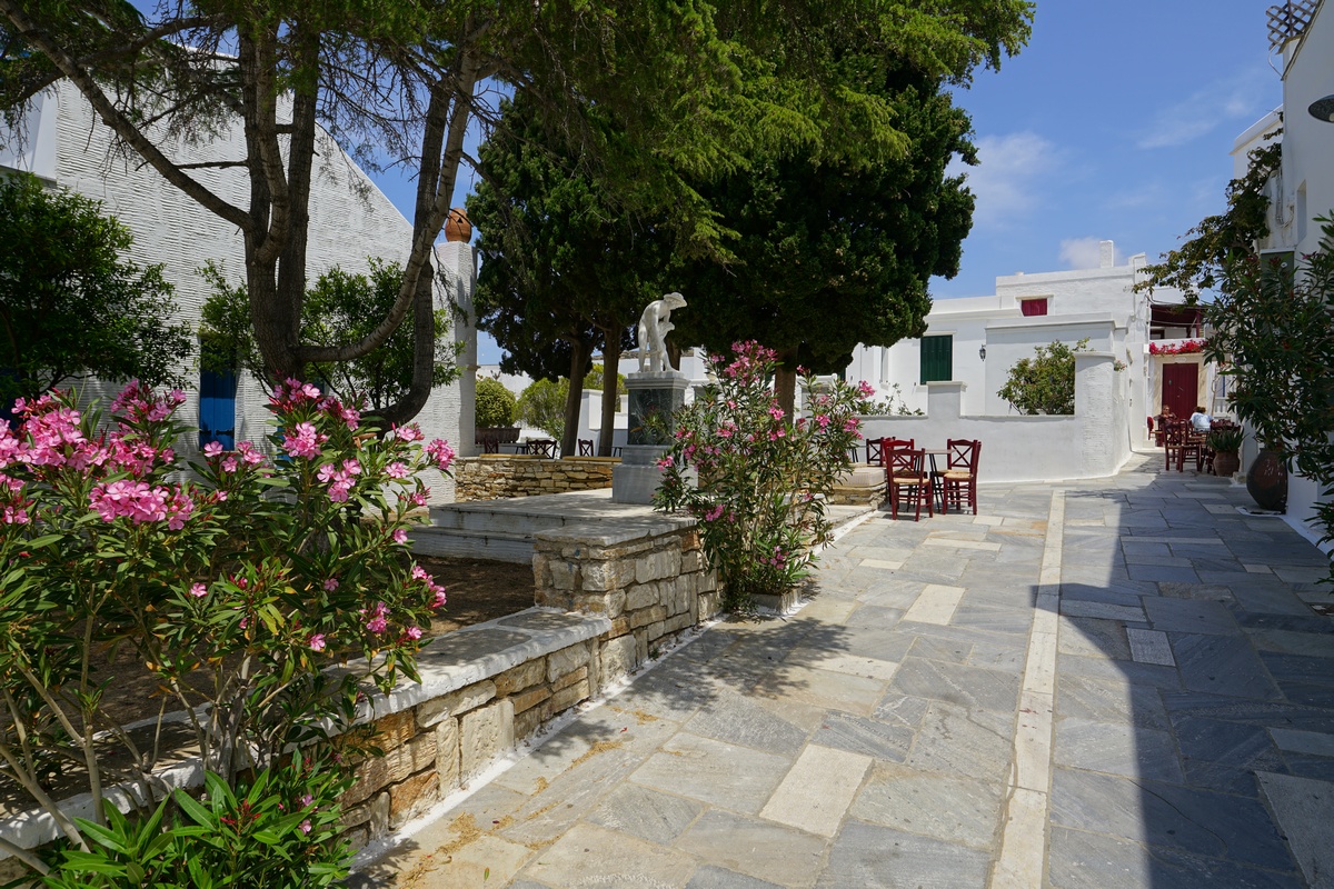 Die Haupteinkaufsstraße Giannoúli Xalepá in Pýrgos (Pánormos) auf Tínos gilt als besonders schön