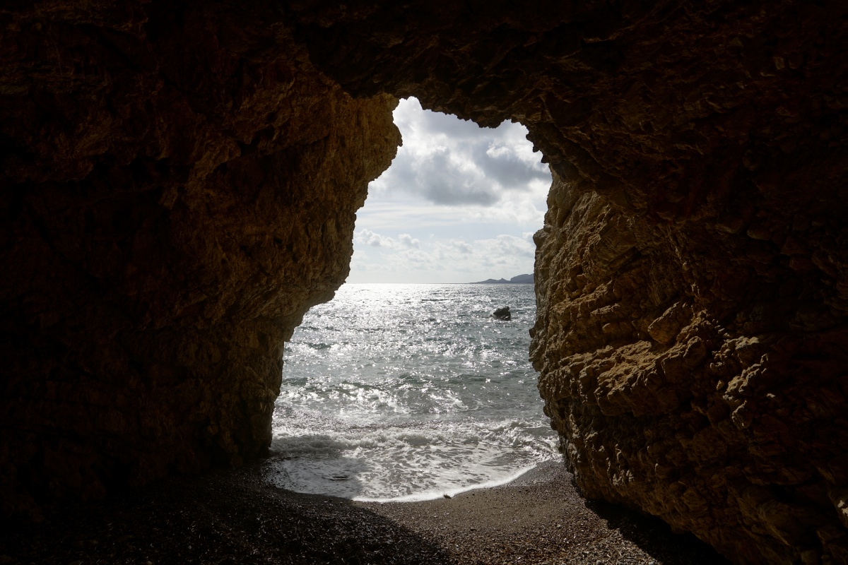 Blick durch das Felsentor bzw. die Höhle am südlichen Kalidí-Strand auf Kýthira nach Süden