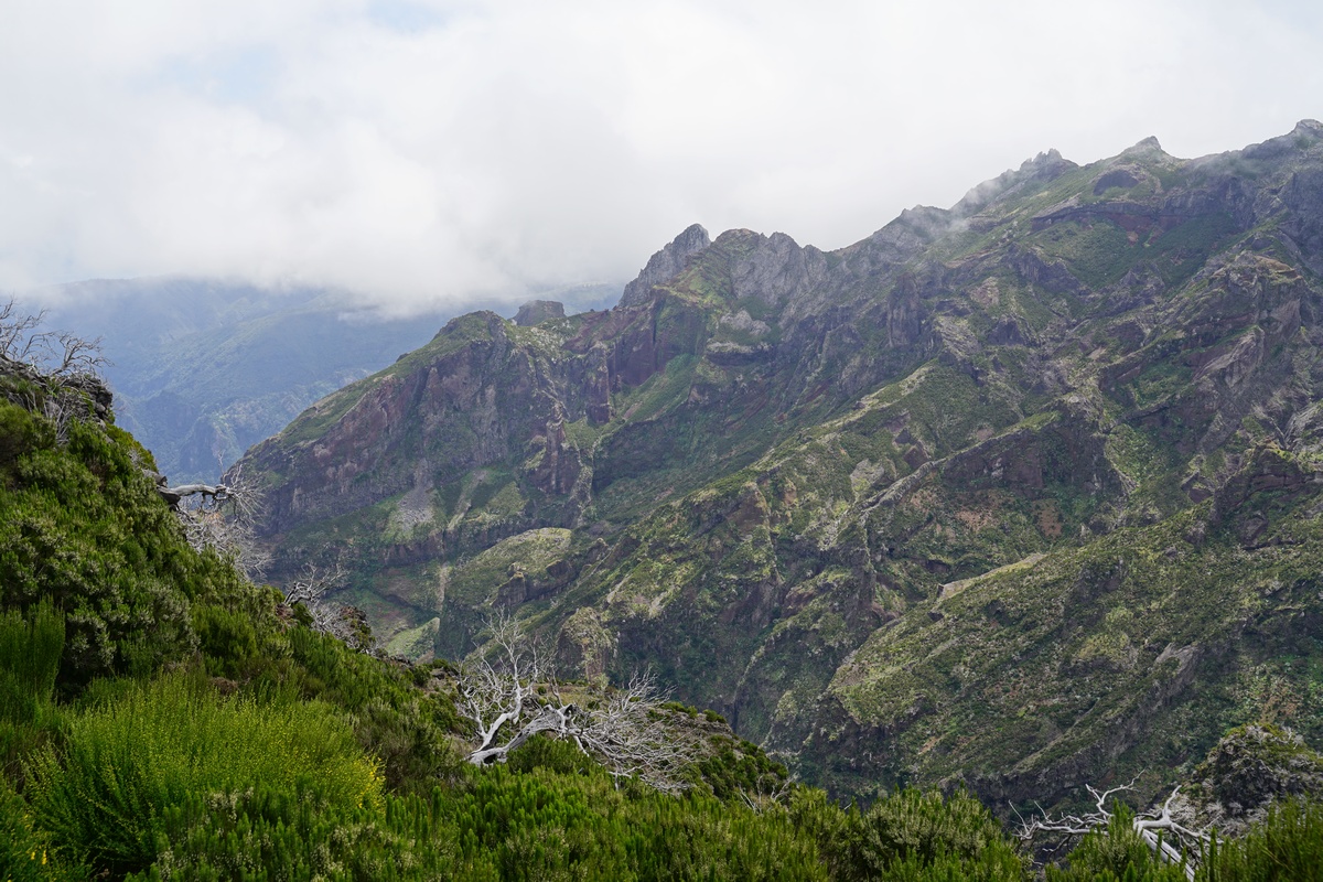 Blick vom Pico-Ruivo-Wanderweg auf das Ribeira-Seca-Tal auf Madeira