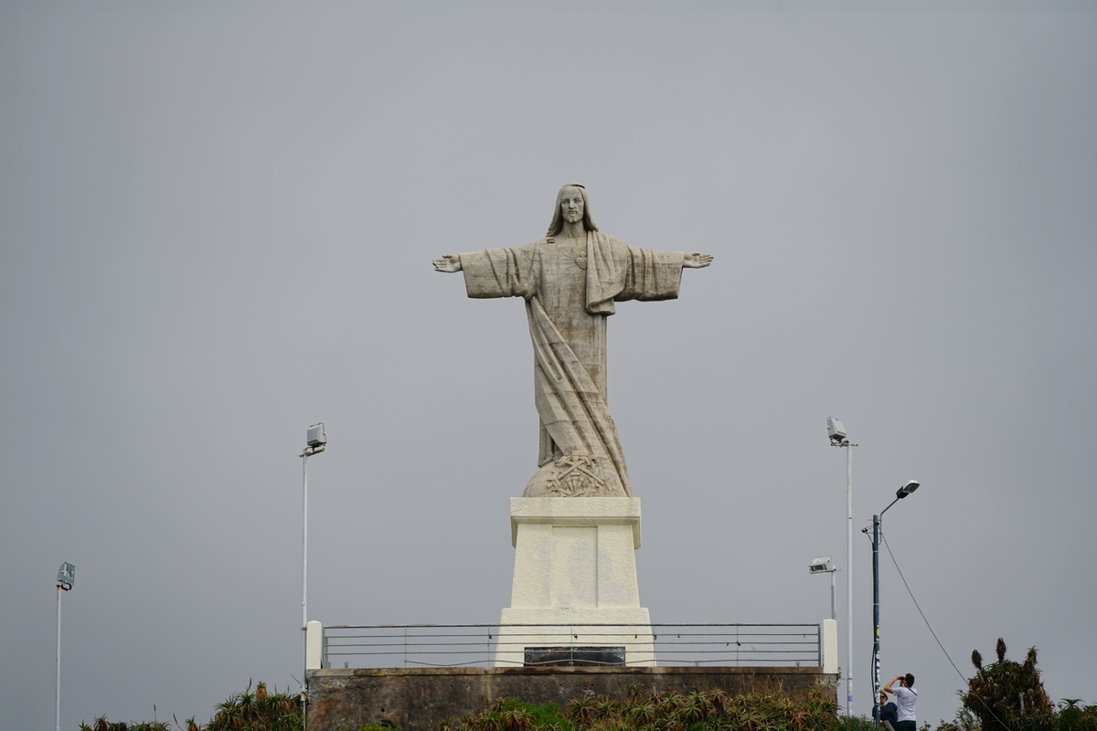 Cristo Rei in Caniço auf Madeira vom Felsen aus gesehen