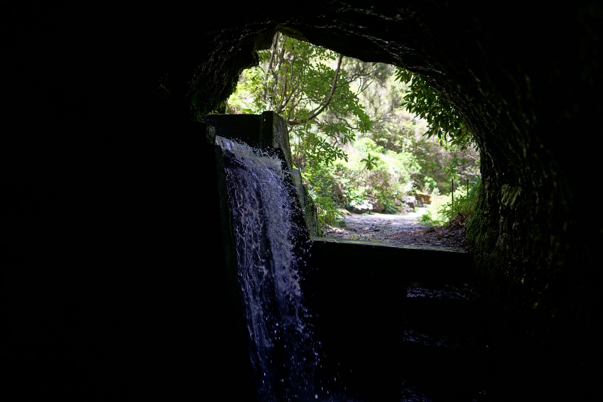 Dieser kleine Wasserfall sorgt im Tunnel für ein furchterregendes Donnern
