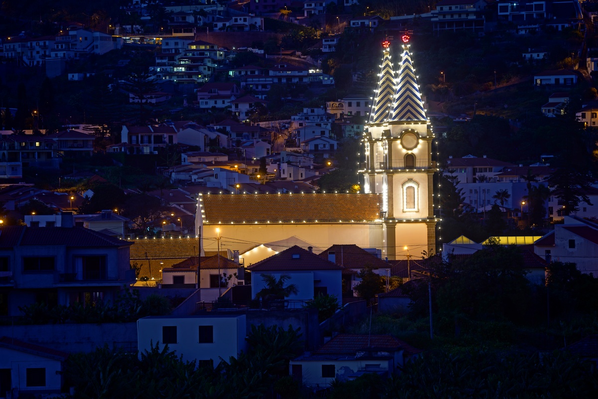Blick von Urbanização Pico dos Barcelos auf die Igreja de Santo António in Funchal auf Madeira in der Blauen Stunde