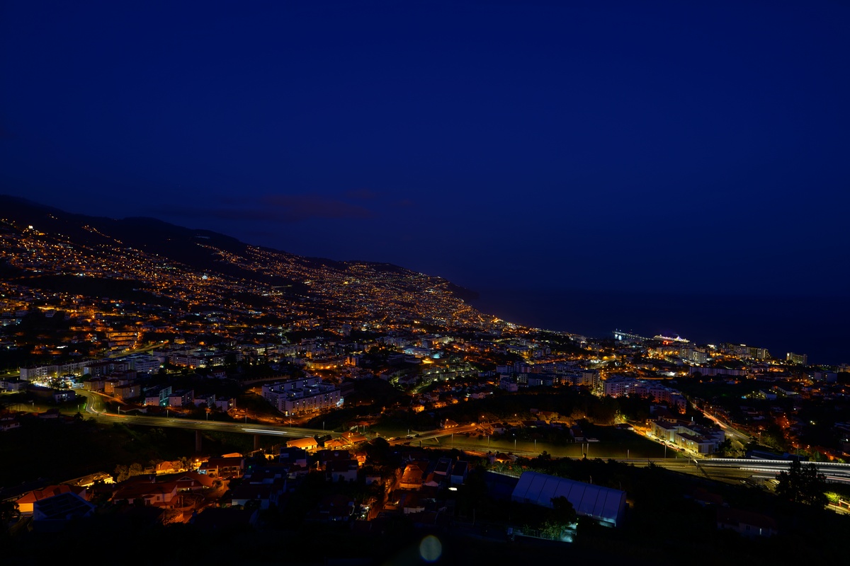Blick vom Miradouro Pico dos Barcelos auf Funchal auf Madeira in der Blauen Stunde