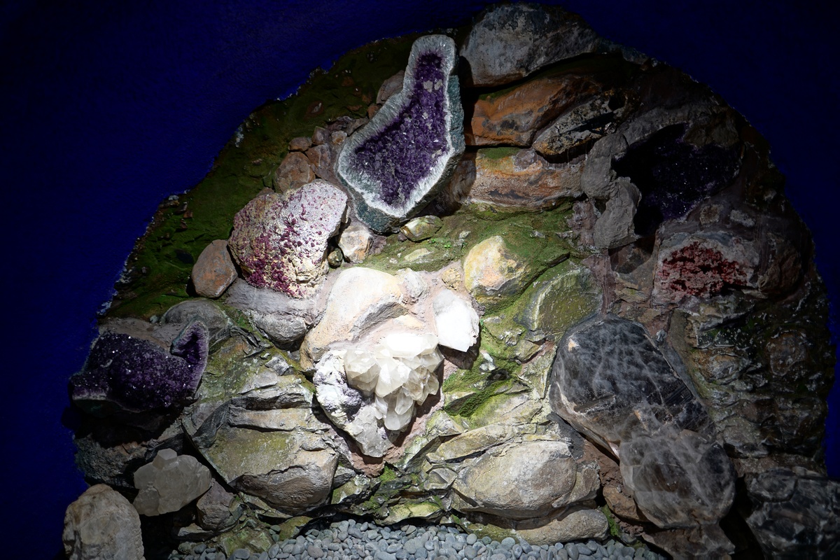 Einige Exponate im Halbedelstein-Museum im Monte Palace Tropical Garden auf Madeira; mir gefiel hier vor allem das oberste, ein Amethyst mit Calcit